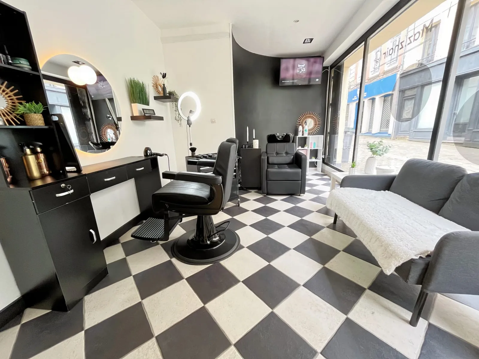 Intérieur du barbershop Maz.zhair, sol damier noir et blanc — barbier à Saint-Omer