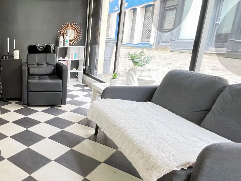 Espace d'attente et damier noir et blanc du barbershop Maz.zhair à Saint-Omer