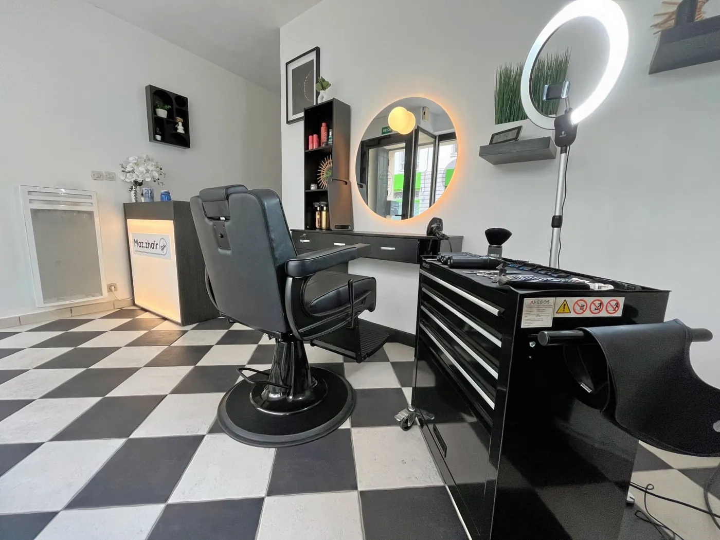 Fauteuil de barbier et miroir rétroéclairé chez Maz.zhair à Saint-Omer