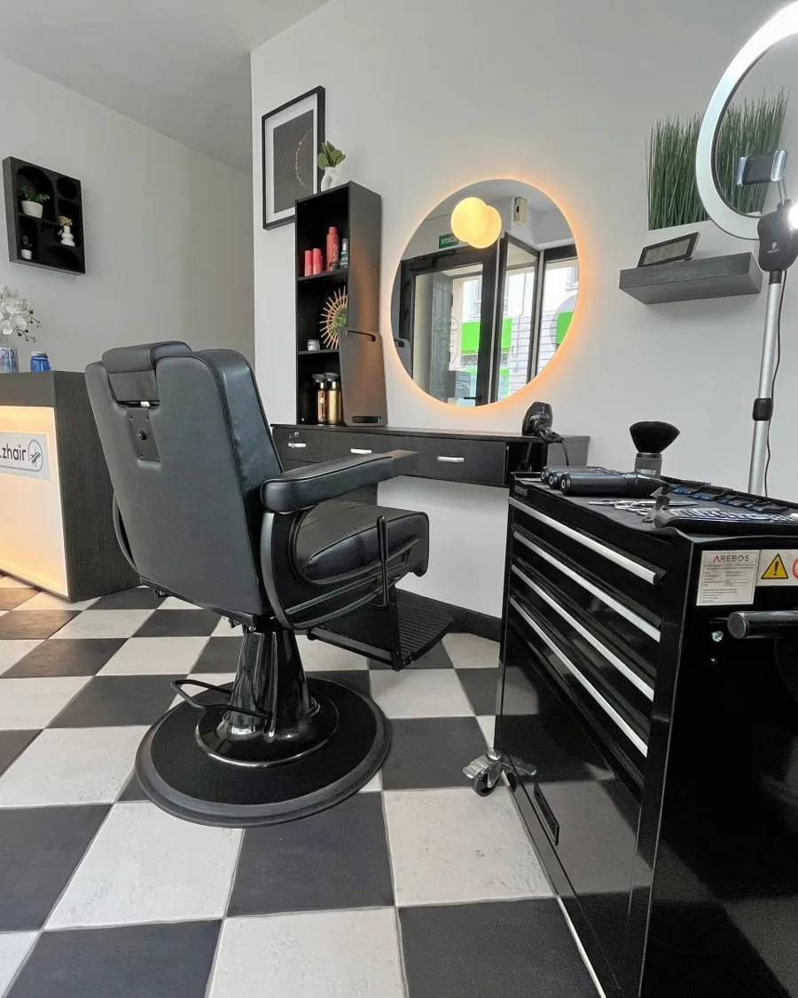 Poste de coiffage et fauteuil de barbier chez Maz.zhair à Saint-Omer