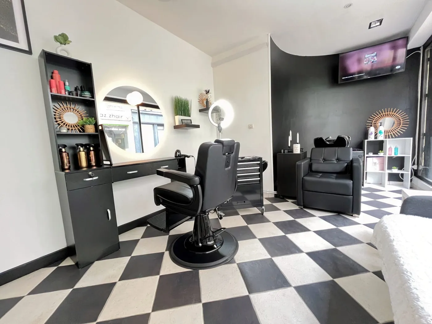 Poste de coiffage et bac à shampoing du salon Maz.zhair — Saint-Omer